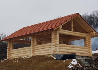 Poiana Iulian Construct - cabane din lemn, case din lemn rotund, mese si bancute, leagane, foisoare