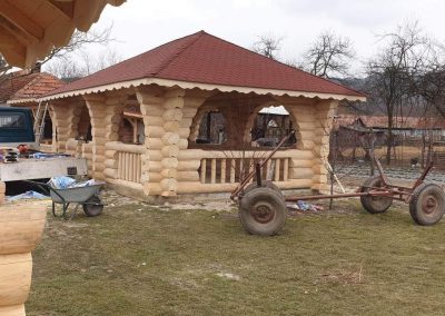 Poiana Iulian Construct - cabane din lemn, case din lemn rotund, mese si bancute, leagane, foisoare