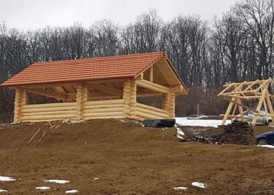 Poiana Iulian Construct - cabane din lemn, case din lemn rotund, mese si bancute, leagane, foisoare