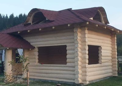Poiana Iulian Construct - cabane din lemn, case din lemn rotund, mese si bancute, leagane, foisoare