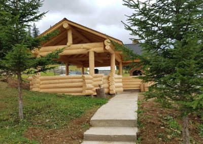 Poiana Iulian Construct - cabane din lemn, case din lemn rotund, mese si bancute, leagane, foisoare