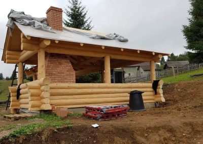 Poiana Iulian Construct - cabane din lemn, case din lemn rotund, mese si bancute, leagane, foisoare