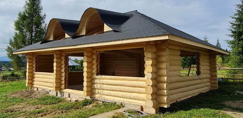 Poiana Iulian Construct - cabane din lemn, case din lemn rotund, mese si bancute, leagane, foisoare