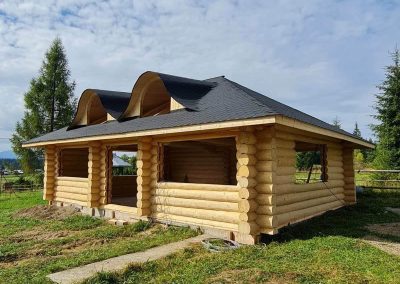 Poiana Iulian Construct - cabane din lemn, case din lemn rotund, mese si bancute, leagane, foisoare