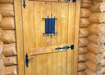 Poiana Iulian Construct - cabane din lemn, case din lemn rotund, mese si bancute, leagane, foisoare