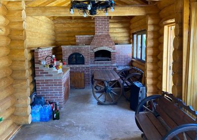 Poiana Iulian Construct - cabane din lemn, case din lemn rotund, mese si bancute, leagane, foisoare