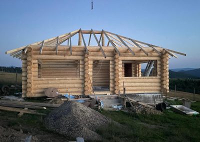 Poiana Iulian Construct - cabane din lemn, case din lemn rotund, mese si bancute, leagane, foisoare