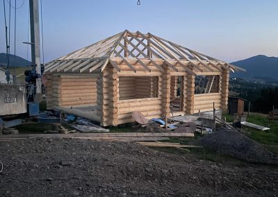 Poiana Iulian Construct - cabane din lemn, case din lemn rotund, mese si bancute, leagane, foisoare