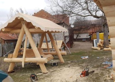 Poiana Iulian Construct - cabane din lemn, case din lemn rotund, mese si bancute, leagane, foisoare
