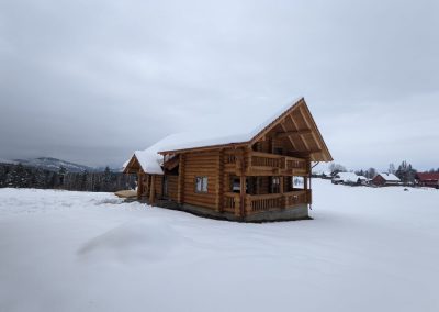 Poiana Iulian Construct - cabane din lemn, case din lemn rotund, mese si bancute, leagane, foisoare