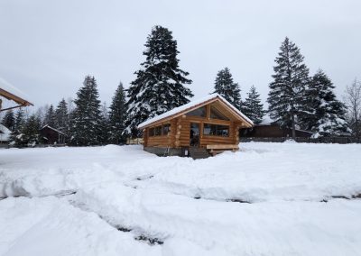 Poiana Iulian Construct - cabane din lemn, case din lemn rotund, mese si bancute, leagane, foisoare