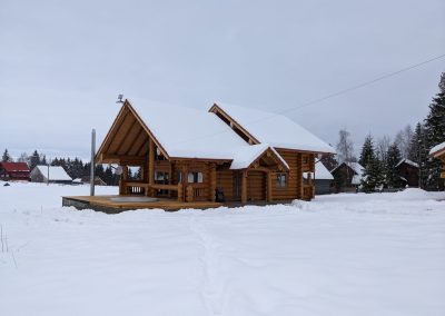 Poiana Iulian Construct - cabane din lemn, case din lemn rotund, mese si bancute, leagane, foisoare