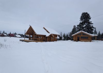 Poiana Iulian Construct - cabane din lemn, case din lemn rotund, mese si bancute, leagane, foisoare