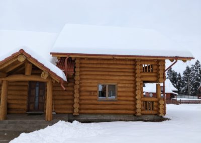 Poiana Iulian Construct - cabane din lemn, case din lemn rotund, mese si bancute, leagane, foisoare