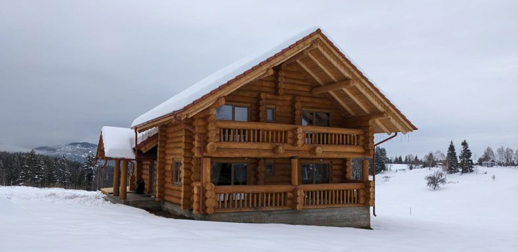 Poiana Iulian Construct - cabane din lemn, case din lemn rotund, mese si bancute, leagane, foisoare