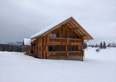 Poiana Iulian Construct - cabane din lemn, case din lemn rotund, mese si bancute, leagane, foisoare