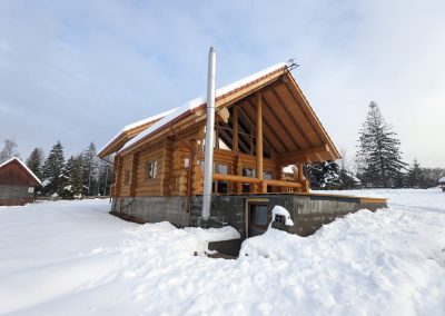 Poiana Iulian Construct - cabane din lemn, case din lemn rotund, mese si bancute, leagane, foisoare