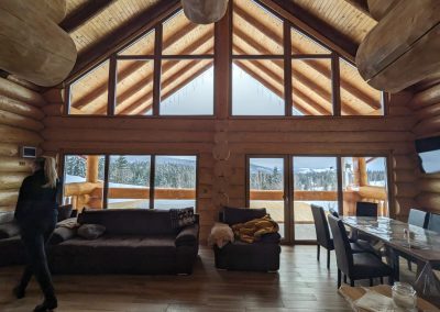 Poiana Iulian Construct - cabane din lemn, case din lemn rotund, mese si bancute, leagane, foisoare