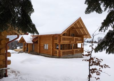 Poiana Iulian Construct - cabane din lemn, case din lemn rotund, mese si bancute, leagane, foisoare