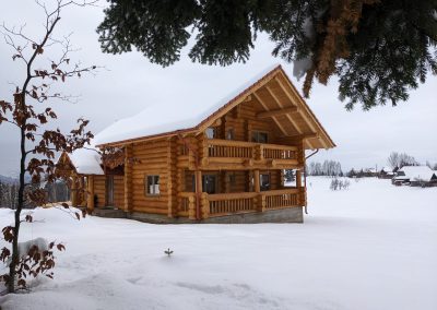 Poiana Iulian Construct - cabane din lemn, case din lemn rotund, mese si bancute, leagane, foisoare