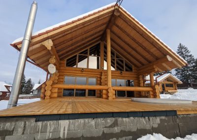 Poiana Iulian Construct - cabane din lemn, case din lemn rotund, mese si bancute, leagane, foisoare