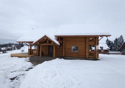 Poiana Iulian Construct - cabane din lemn, case din lemn rotund, mese si bancute, leagane, foisoare